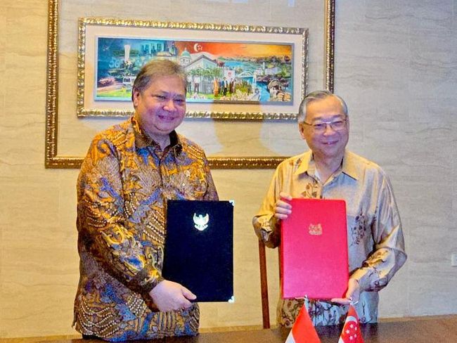 Menteri Koordinator Bidang Perekonomian Airlangga Hartarto bersama Wakil Perdana Menteri atau Deputy Prime Minister (DPM) and Minister for Trade and Industry Singapura Gan Kim Yong memimpin pertemuan The 15th Indonesia-Singapore Six Bilateral Economic Working Groups Ministerial Meeting (6WG MM) pada Minggu (15/6) di Singapura.