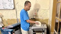 Berdiri sejak 2021, Mie Ayam Langsam memproduksi sendiri adonan mie dan kulit pangsit setiap harinya. Dalam sehari mereka bisa menghasilkan 50-60 kg adonan mie. oto: Andi Annisa DR/detikfood