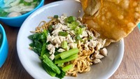 Harga seporsi mie ayam di sini mulai dari Rp 16 ribuan, bisa pilih mie ayam biasa atau yamin. Sedangkan yang komplit dengan bakso dan pangsit, harganya mulai Rp 23 ribuan. Foto: Andi Annisa DR/detikfood