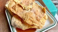 Jangan lupa pesan pangsit goreng di sini. Seporsi isi 4 harganya Rp 12 ribu. Teksturnya renyah dan garing. Foto: Andi Annisa DR/detikfood