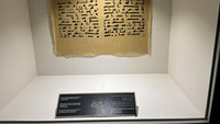 Salah satu benda yang menarik perhatian di Museum Al Quran adalah panel mosaik Surat Al-Faatihah dan awal Surat Al-Baqarah. Panel buatan kaligrafer Mustafa Dhul-Fiqar dalam huruf Naskh ini terdiri dari lebih dari 1 juta keping porselen mosaik.
