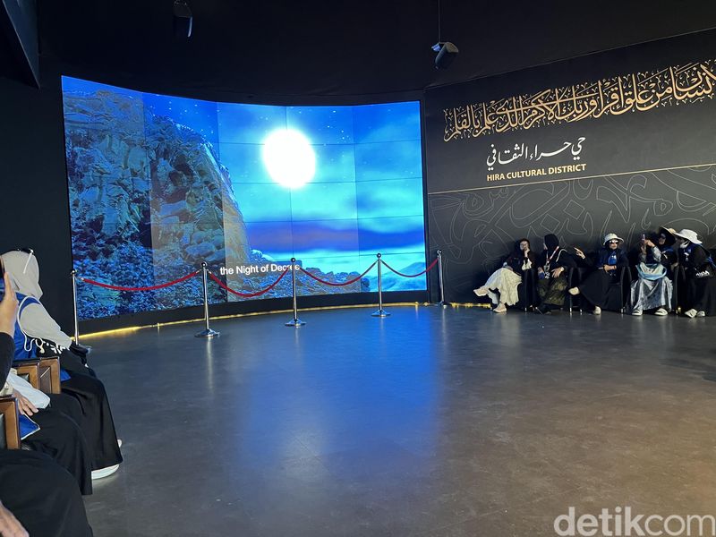 Mengunjungi Museum Al Wahyu (The Revelation Gallery) dan Al Quran (The Holy Quran Museum) di kawasan Distrik Budaya Hira, Makkah, Minggu (15/6/2025).