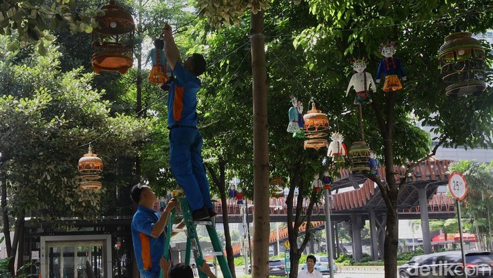 Ondel-ondel Mini Sambut HUT Jakarta ke-498 Sekitar 120 ondel-ondel mini mulai menghiasi jalur pedestrian di Jalan Sudirman, Jakarta, sejak Senin (16/6/2025). Para pekerja terlihat sibuk menyelesaikan pemasangan dekorasi yang dilengkapi lampu LED di bagian dalam, menciptakan tampilan menarik saat malam hari.