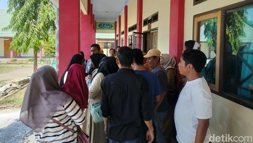 Puluhan orang tua saat melakukan aksi protes di depan ruangan Kepala SMPN 1 Dompu, Senin (16/6/2025).