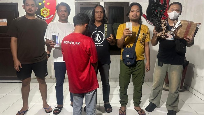 Pelaku dan sejumlah barang bukti yang disita polisi.