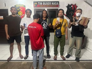 Pegawai Jasa Pengiriman Barang Ditangkap karena Curi 68 HP-1 Jam Tangan