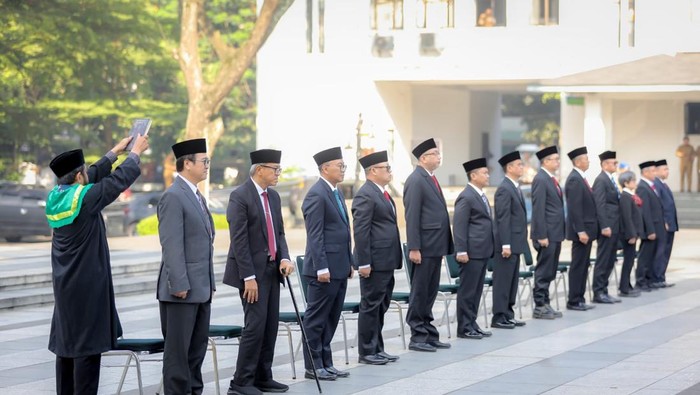 Pelantikan 13 pejabar baru Pemkot Bandung