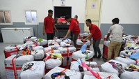 Petugas memisahkan koper bagasi jamaah haji Indonesia yang diduga membawa barang terlarang setelah dipindai dengan mesin x-ray di salah satu lokasi penyortiran di Makkah, Arab Saudi, Senin (16/6/2025). Foto: ANTARA FOTO/Andika Wahyu