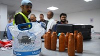 Kegiatan tersebut guna memastikan jamaah haji tidak membawa barang bawaan yang dilarang oleh maskapai misalnya air zamzam dalam berbagai kemasan di koper bagasi. Foto: ANTARA FOTO/Andika Wahyu