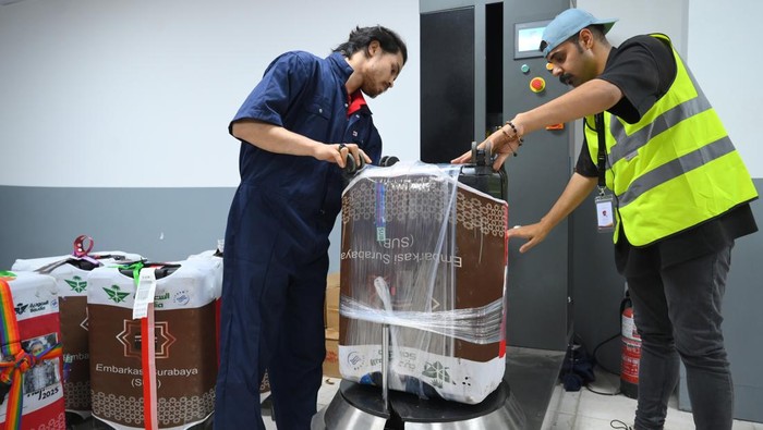 Petugas memisahkan koper bagasi jamaah haji Indonesia yang diduga membawa barang terlarang setelah dipindai dengan mesin x-ray di salah satu lokasi penyortiran di Makkah, Arab Saudi, Senin (16/6/2025). Kegiatan tersebut guna memastikan jamaah haji tidak membawa barang bawaan yang dilarang oleh maskapai misalnya air zamzam dalam berbagai kemasan di koper bagasi. ANTARA FOTO/Andika Wahyu/tom.
