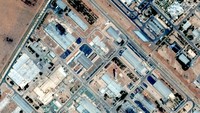 Badan Energi Atom Internasional (IAEA) menyuarakan keprihatinan dan memperingatkan bahwa serangan terhadap fasilitas nuklir sipil bisa menimbulkan konsekuensi regional, meskipun belum ditemukan adanya kebocoran radiasi. Iran sendiri menyatakan program nuklirnya tetap berlanjut dan tidak terganggu secara signifikan. (REUTERS/Maxar Technologies)  