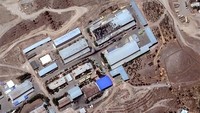 Citra satelit dari Maxar Technologies mengungkap dampak serius dari serangan udara Israel terhadap fasilitas nuklir Iran, khususnya kompleks Natanz, pada 14 Juni 2025. Gambar sebelum dan sesudah serangan menunjukkan sejumlah bangunan di permukaan hancur, termasuk instalasi kelistrikan yang penting bagi operasi pengayaan uranium. (REUTERS/Maxar Technologies)