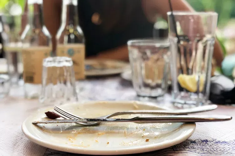 Tega! Pengantin Tak Sajikan Makanan Layak untuk Tamu
