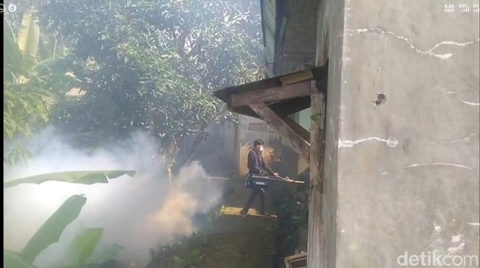 Pengasapan nyamuk di wilayah Rajapolah, Kabupaten Tasikmalaya