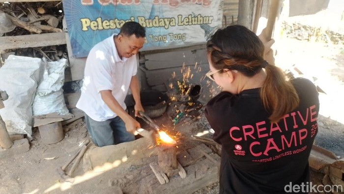 Pengrajin keris di Desa Aeng Tontong Sumenep