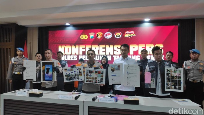 Pengungkapan kasus grup Facebook Gay Khusus Surabaya. Dua orang ditetapkan tersangka sebagai admin dan anggota.