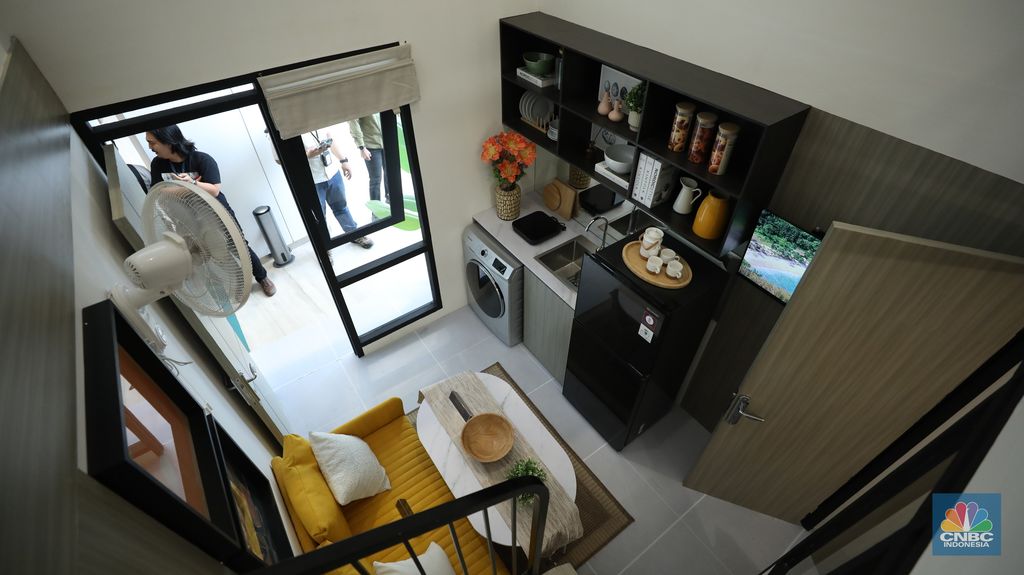 Pengunjung melihat display contoh rumah subsidi yang telah diperkecil di Jakarta, Senin (16/6/2025). (CNBC Indonesia/Tri Susilo)