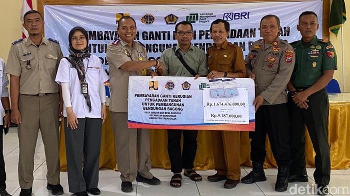 Penyerahan ganti rugi warga terdampak Bendungan Bagong Trenggalek.