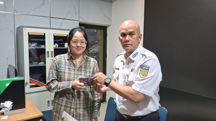 Pihak KAI mengembalikan barang milik penumpang yang tertinggal di KRL dan area sekitar stasiun. (dokumen PT KAI)