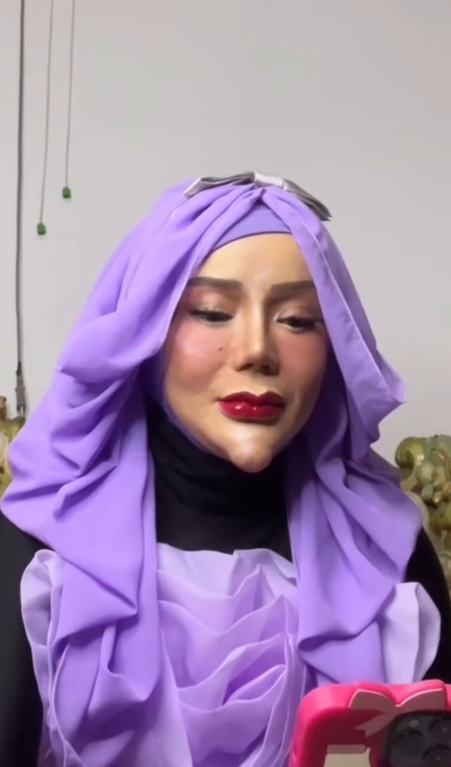 Yuni Jasmine sendiri merupakan seorang Pegawai Negeri Sipil (PNS) yang berasal dari Bandar Lampung. Dia juga dikenal sebagai pemilik butik dan menjual hijab instan yang biasanya ia pakai sehari-hari. Foto: Dok. Instagram @niamualampung.