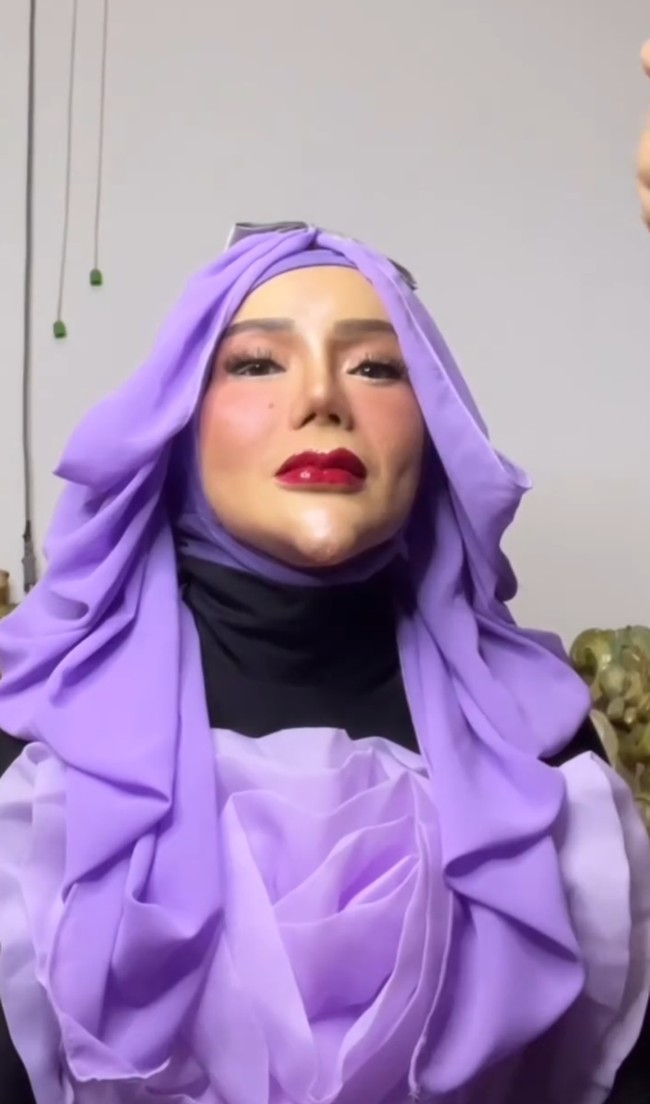 Yuni Jasmine tampil dengan riasan hijab instan ungu bentuk layer yang menjadi ciri khasnya di TikTok. Wajah asli Yuni yang sudah memakai makeup pun menuai berbagai respons dari netizen. Mulai dari pujian karena berani tampil apa adanya, hingga komentar penasaran soal perbedaan penampilan dengan dan tanpa filter. Foto: Dok. Instagram @niamualampung.