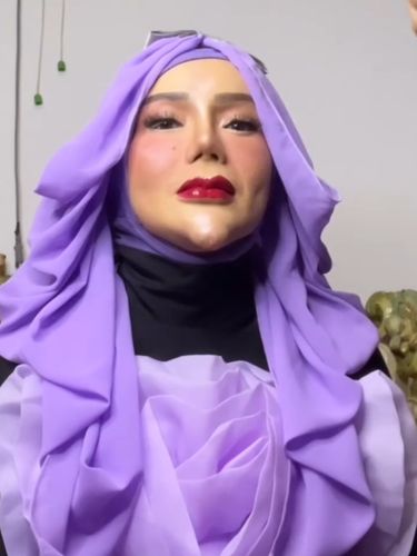 Beredar video viral di media sosial, TikToker dan PNS asal Lampung, Yuni Jasmine yang kerap menggunakan filter dengan memamerkan dagu lancipnya. Kini tampil tanpa filter.