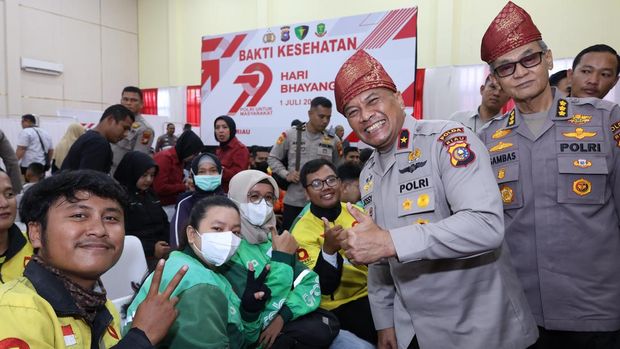 Polda Riau menggelar bakti kesehatan dalam rangka HUT Bhayangkara ke-79.