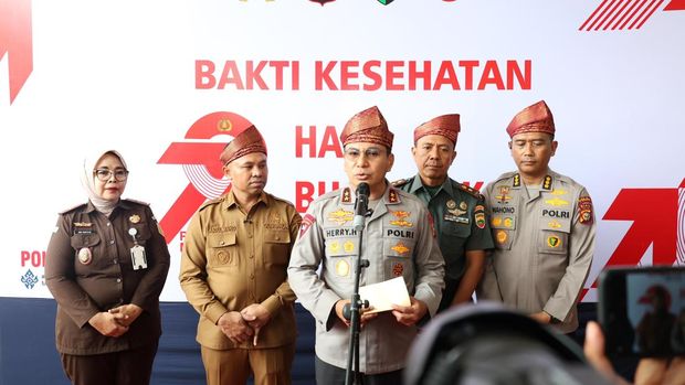 Polda Riau menggelar bakti kesehatan dalam rangka menyambut HUT Bhayangkara ke-79, Senin (16/6/2025).