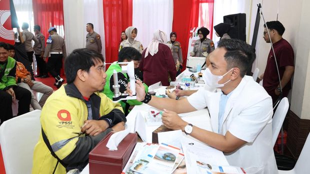 Polda Riau menggelar bakti kesehatan dalam rangka menyambut HUT Bhayangkara ke-79, Senin (16/6/2025).