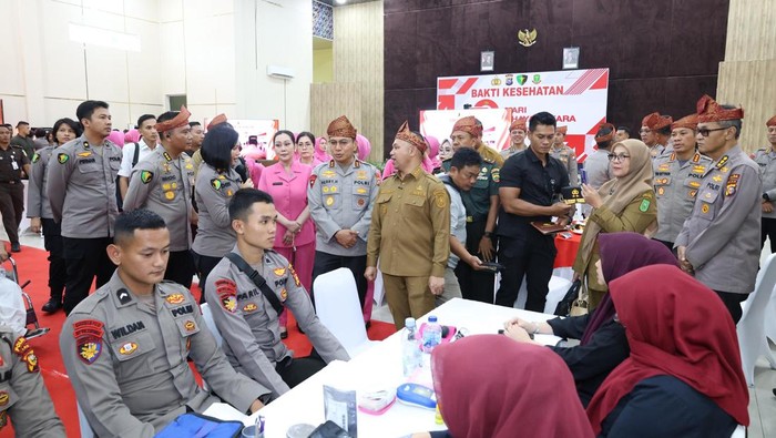 Polda Riau menggelar bakti kesehatan dalam rangka menyambut HUT Bhayangkara ke-79, Senin (16/6/2025).