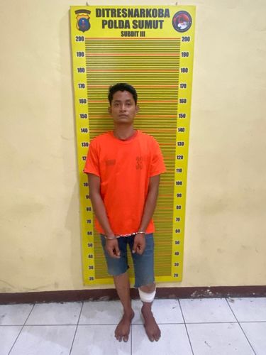Polda Sumut melumpuhkan kurir sabu dengan timah panas karena melawan saat ditangkap.
