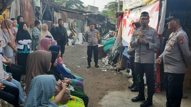 Polisi gelar baksos-pemeriksaan kesehatan di slum area Ciputat Timur, Tangsel.