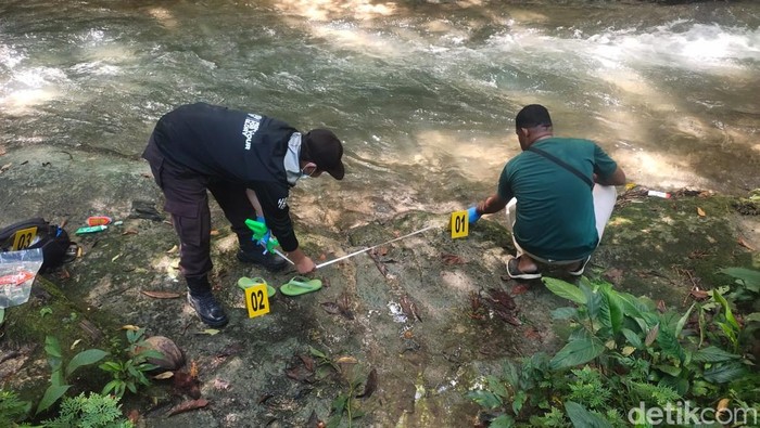Polisi melakukan olah TKP pembunuhan di Sorong Selatan.