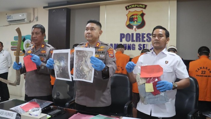 Polisi menunjukkan barang bukti siswi SMA kubur bayi