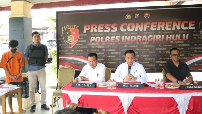 Polisi saat menghadirkan pelaku dalam rilis kasus di Mapolres Inhu. (Dok Humas Polres Inhu)