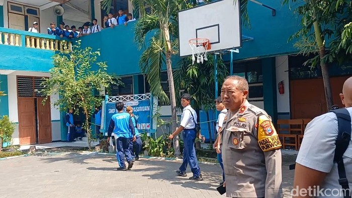 Polisi selidiki kasus siswa SMP 3 Pasuruan tewas tersetrum listrik.