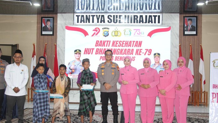 Polres Bengkalis menggelar lomba baca puisi hingga sunat massal jelang HUT Bhayangkara ke-79.
