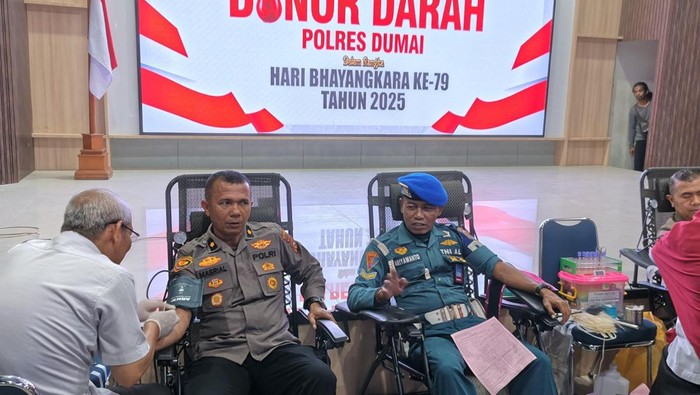 Polres Dumai menggelar kegiatan bakti kesehatan berupa donor darah dalam rangkaian peringatan Hari Bhayangkara ke-79 (dok Polres Dumai)