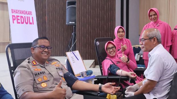 Polres Dumai menggelar kegiatan bakti kesehatan berupa donor darah dalam rangkaian peringatan Hari Bhayangkara ke-79 (dok Polres Dumai)