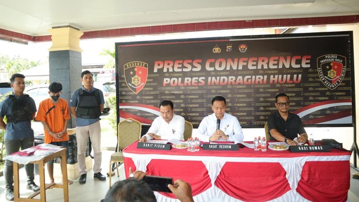Polres Inhu menangkap pelaku pemerasan. Tersangka memeras korban yang merupakan mantan pacarnya dengan ancaman menyebar foto dan video korban. (dok Polres Inhu)