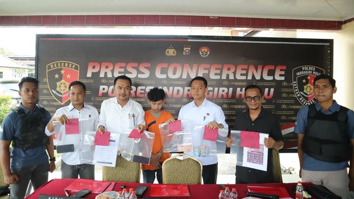 Polres Inhu menangkap pelaku pemerasan. Tersangka memeras korban yang merupakan mantan pacarnya dengan ancaman menyebar foto dan video korban. (dok Polres Inhu)