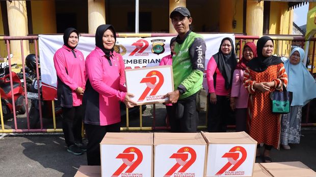 Polres Jakbar membagikan 2 ribu paket sembako di HUT Bhayangkara ke-79.