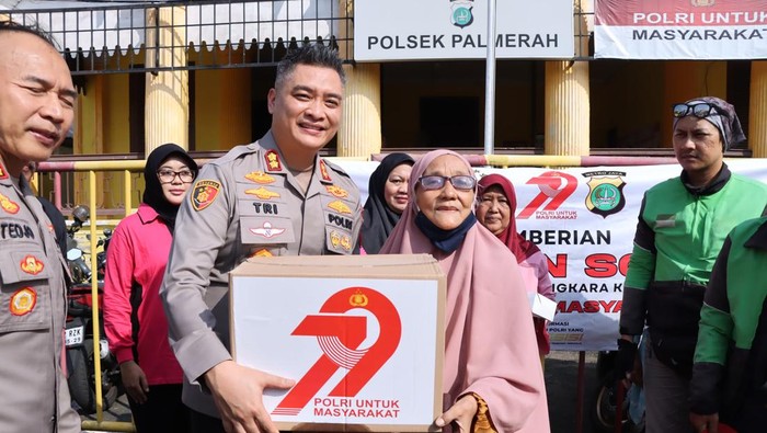 Polres Jakbar membagikan 2 ribu paket sembako di HUT Bhayangkara ke-79.