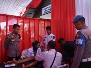 HUT Bhayangkara ke-79, Polres Kampar Donorkan Darah-Beri Bantuan Uang Sekolah