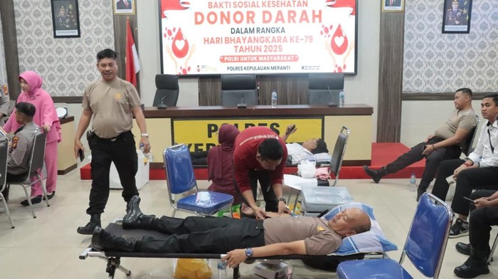 Polres Kepulauan Meranti, Riau mendonorkan 45 kantong darah ke PMI di HUT Bhayangkara ke-79.
