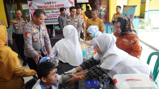 Polres Rohul membagikan bantuan peralatan tulis kepada para siswa SLB Negeri Rokan Hulu.