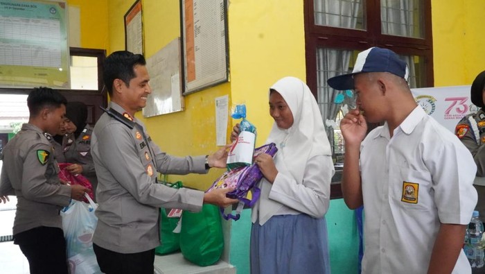 Polres Rohul membagikan bantuan peralatan tulis kepada para siswa SLB Negeri Rokan Hulu.