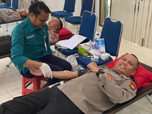 Puluhan Polisi di Siak Donorkan Darah Sambut Hari Bhayangkara ke-79