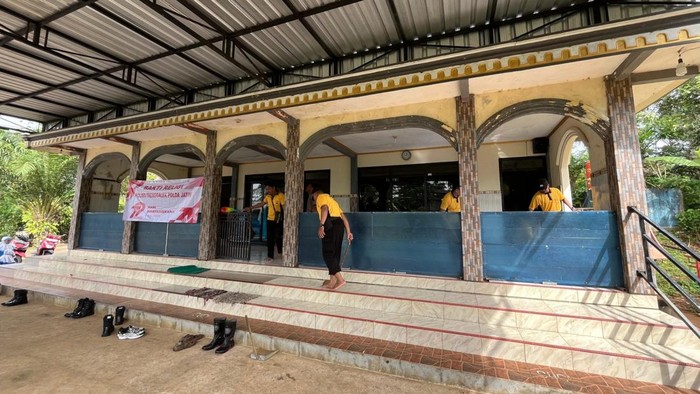 Polres Trenggalek bersih-bersih masjid jelang HUT ke-79 Bhayangkara.