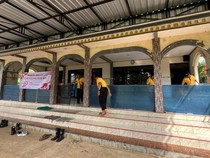 Bersih-bersih Tempat Ibadah di Trenggalek Sambut HUT ke-79 Bhayangkara